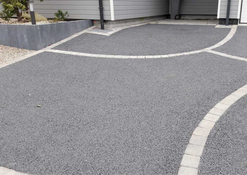 allée béton drainant gris et pavés