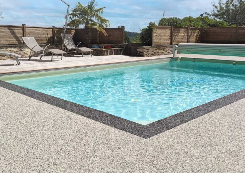 plage de piscine grise en moquette de pierre