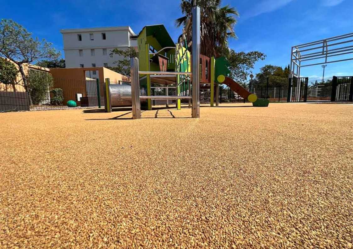 Sol en liège vs sol souple EPDM : lequel choisir pour une aire de jeux ?